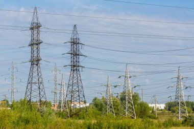 Bahçe düzenleme teknojenik, yüksek voltajlı elektrik hatları. Doğal c