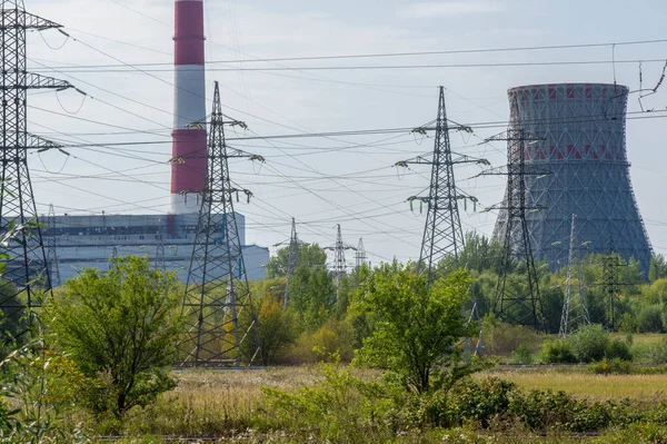 Kertészeti technogenikus, nagyfeszültségű elektromos vezetékek. Természetes c — Stock Fotó