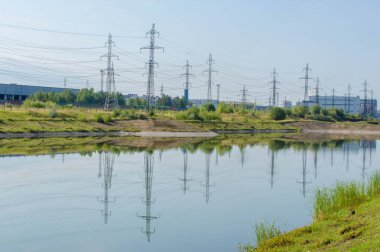 Bahçe düzenleme teknojenik, yüksek voltajlı elektrik hatları. Doğal c