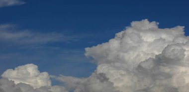 Kumaş arka plan, desen, duvar kağıdı. Onlar hala oldukça yüksek bulutlar. Onlar yağmur yağdırmaz. Altostratus bulutları ortalama bir gri ya da mavi-griye sahiptir. Genellikle tüm gökyüzünü kaplar..