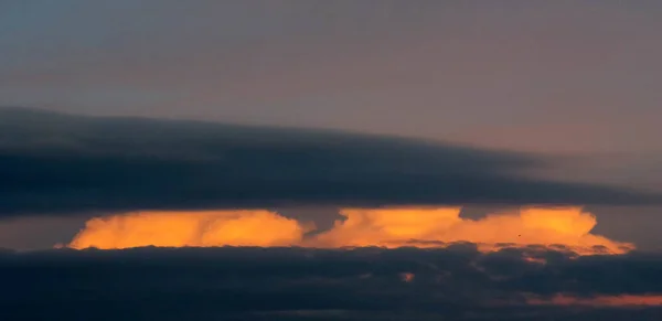 Nubes en el cielo azul. una masa visible de vapor de agua condensado — Foto de Stock