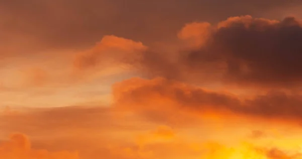 푸른 하늘에 구름. 응축 수증기의 가시 질량 — 스톡 사진