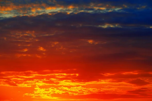 Zonsopgang wolken. Cumulonimbus stenen uit de Latijnse Cumulus wolken, — Stockfoto