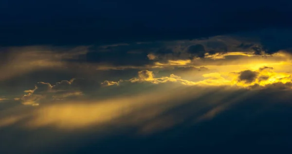 Wolken in de blauwe lucht. een zichtbare massa van gecondenseerde waterdamp — Stockfoto