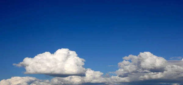 Moln. hög i himmelsblått. cumulusmoln. en blå himmel — Stockfoto
