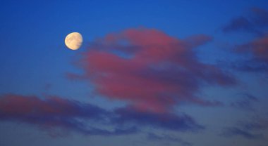 Kumaş arka plan, desen, duvar kağıdı. Onlar hala oldukça yüksek bulutlar. Onlar yağmur yağdırmaz. Altostratus bulutları ortalama bir gri ya da mavi-griye sahiptir. Genellikle tüm gökyüzünü kaplar..