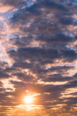 Gündoğumu Günbatımı. Gökyüzü bulutları, bulutların arasından güneş ışığı