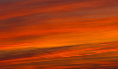 mavi gökyüzünde bulutlar. yoğunlaştırılmış su buharı görünür bir kitle 