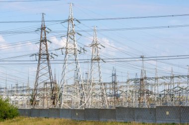Bahçe düzenleme teknojenik, yüksek voltajlı elektrik hatları. Doğal c