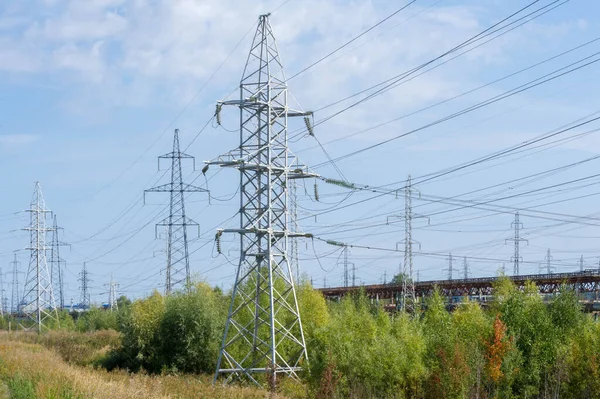 Bahçe düzenleme teknojenik, yüksek voltajlı elektrik hatları. Doğal c