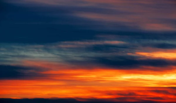 Nuvens no céu azul. uma massa visível de vapor de água condensado — Fotografia de Stock