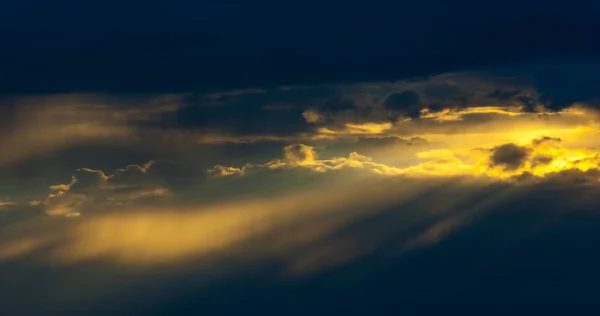 Nubes en el cielo azul. una masa visible de vapor de agua condensado —  Fotos de Stock