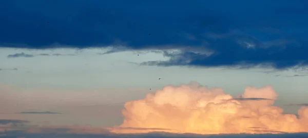 Wolken am blauen Himmel. eine sichtbare Masse kondensierten Wasserdampfes — Stockfoto