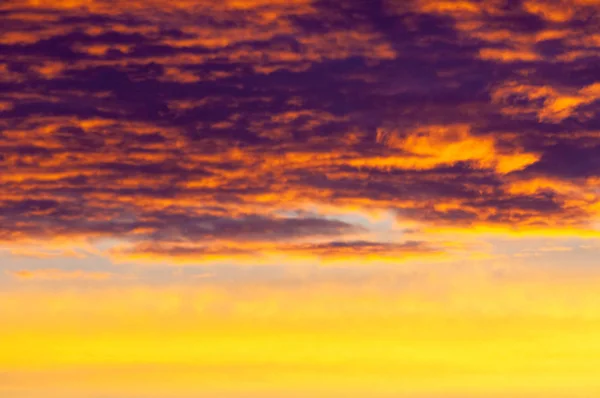 Textura patrón nubes al amanecer puesta del sol La masa aparente de co — Foto de Stock