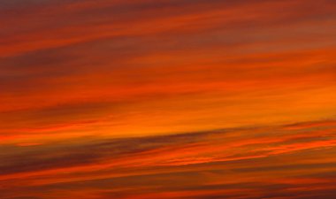mavi gökyüzünde bulutlar. yoğunlaştırılmış su buharı görünür bir kitle 
