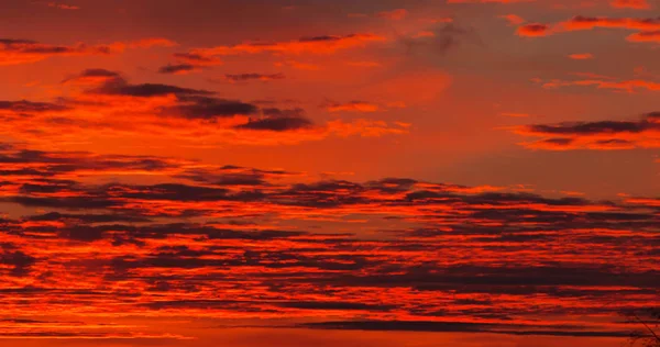 Wolken am blauen Himmel. eine sichtbare Masse kondensierten Wasserdampfes — Stockfoto