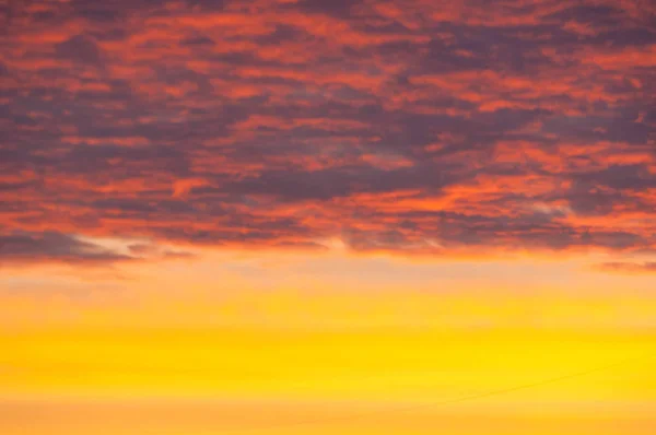 Textura padrão nuvens ao pôr do sol O aparente massa de co — Fotografia de Stock