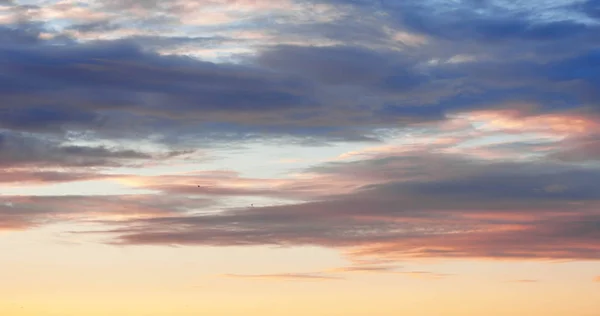 Moln i den blå himlen. en synlig massa kondenserad vattenånga — Stockfoto