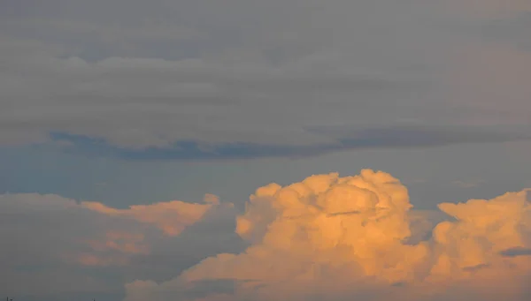 Textur Muster Wolken bei Sonnenaufgang Sonnenuntergang die scheinbare Masse der co — Stockfoto