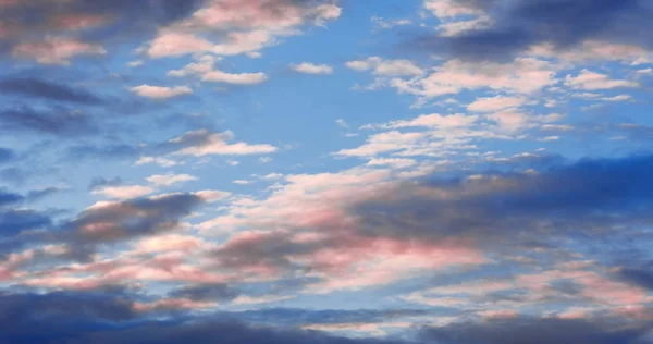 Wolken am blauen Himmel. eine sichtbare Masse kondensierten Wasserdampfes — Stockfoto
