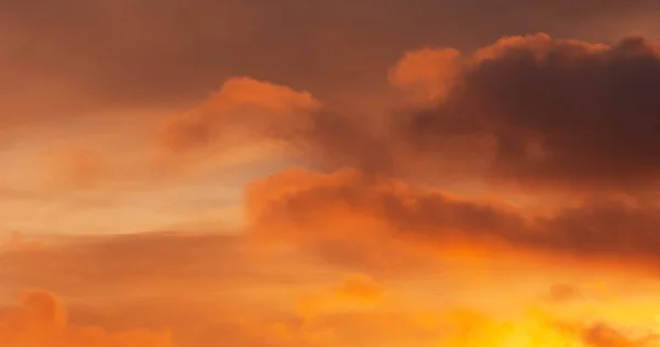 푸른 하늘에 구름. 응축 수증기의 가시 질량 — 스톡 사진