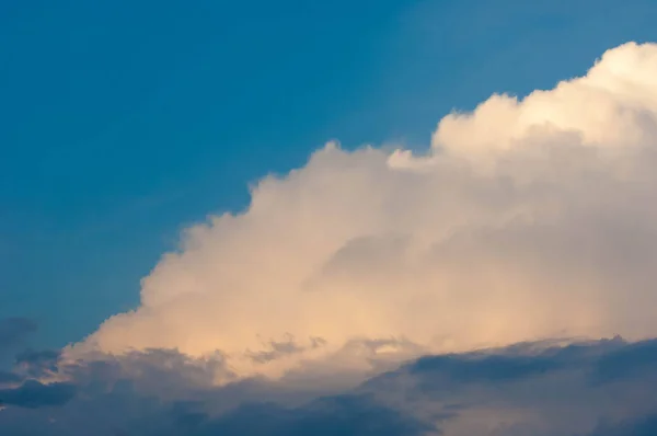 일출 일몰에 텍스처 패턴 구름 co의 명백한 질량 — 스톡 사진