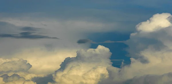 纹理背景 它们仍然是相当高的云彩 他们不给雨 阿尔托斯特雷斯云的平均灰度或蓝灰色 通常覆盖整个天空 — 图库照片