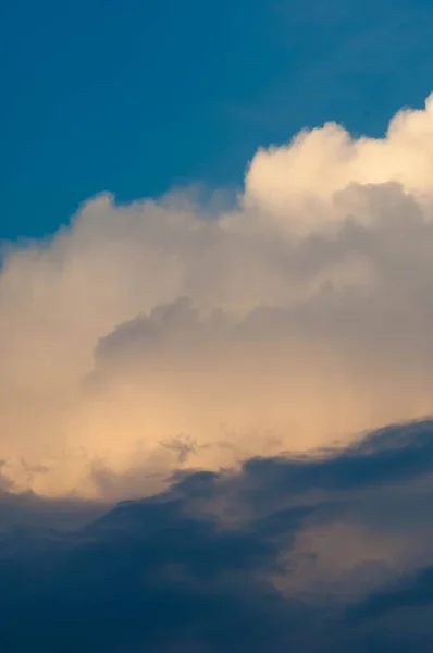 Textura padrão nuvens ao pôr do sol O aparente massa de co — Fotografia de Stock