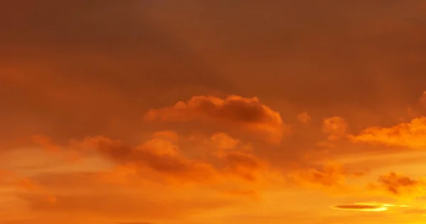 Nuvens no céu azul. uma massa visível de vapor de água condensado — Fotografia de Stock