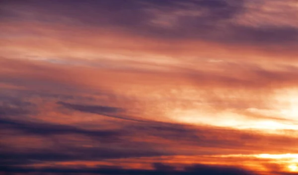 Nuvens no céu azul. uma massa visível de vapor de água condensado — Fotografia de Stock