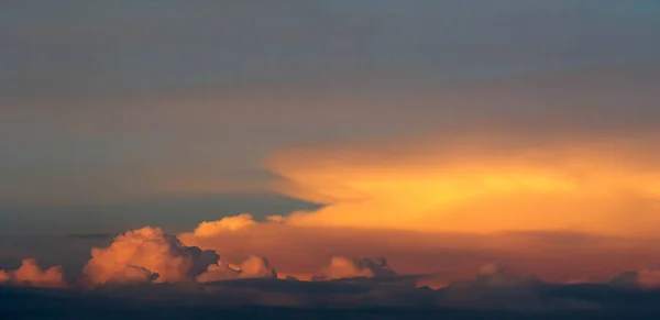 Wolken am blauen Himmel. eine sichtbare Masse kondensierten Wasserdampfes — Stockfoto