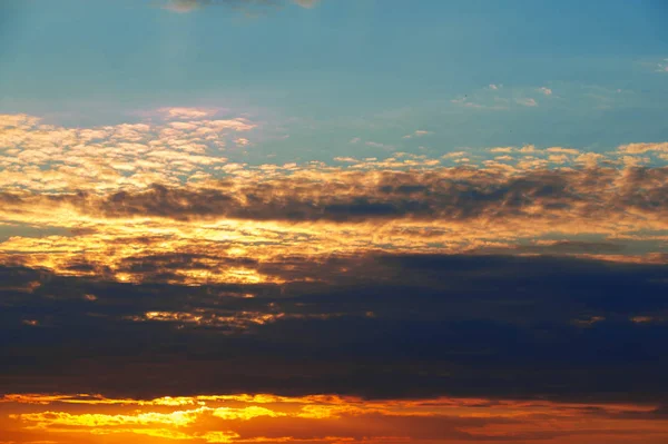 Soluppgångar moln. Cumulonimbus stenar från latin Cumulus moln, — Stockfoto