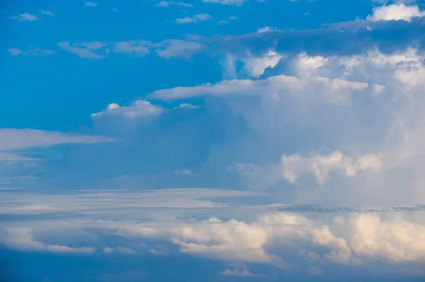 Sonniger Tag, Wolken am Himmel, Haufenwolken. — Stockfoto