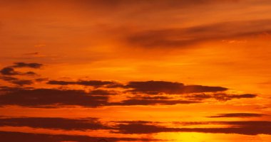 mavi gökyüzünde bulutlar. yoğunlaştırılmış su buharı görünür bir kitle 