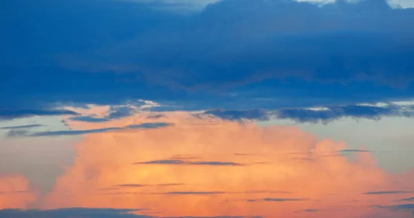 Wolken am blauen Himmel. eine sichtbare Masse kondensierten Wasserdampfes — Stockfoto