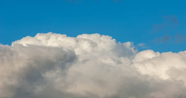 Awan di langit biru. massa terlihat dari uap air kental — Stok Foto