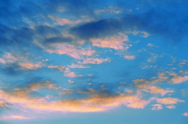 Gün doğumu bulutları. Latin kümülüs bulutlarından kümülonimbus taşları,