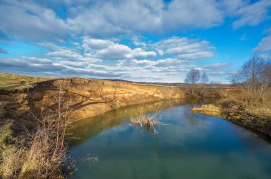 Kış, sonbahar manzarası. Buzlu nehir, yapraksız ağaçlar.