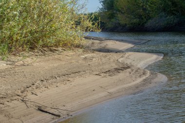 Sonbahar manzarası, kumlu kıyılar, yarıklar ve esnemeler, koyu B
