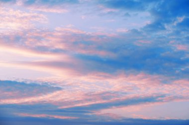 Gün doğumu bulutları. Latin kümülüs bulutlarından kümülonimbus taşları,