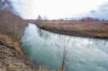 Kış, sonbahar manzarası. Buzlu nehir, yapraksız ağaçlar.
