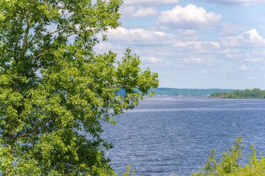Nehir manzaralı yaz manzarası fotoğrafı. Büyük doğal bir st.