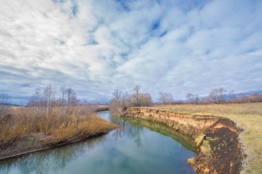 Kış, sonbahar manzarası. Buzlu nehir, yapraksız ağaçlar.