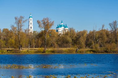 Kış, sonbahar manzarası. Buzlu nehir, yapraksız ağaçlar.