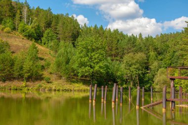 Yaz manzarası fotoğrafçılığı, gölü olan yuvarlanan tepeler, merkez.