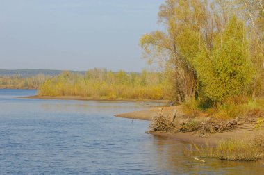 Sonbahar manzarası, nehir, rüzgarlı hava, koyu mavi su, sarı-