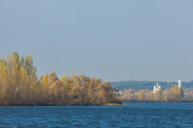 Sonbahar manzarası, nehir, rüzgarlı hava, koyu mavi su, sarı-