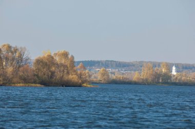 Sonbahar manzarası, nehir, rüzgarlı hava, koyu mavi su, sarı-