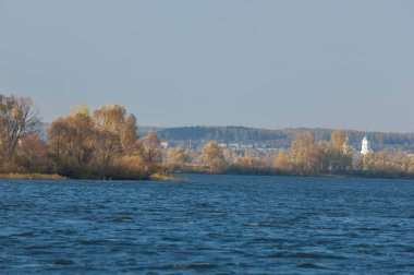 Sonbahar manzarası, nehir, rüzgarlı hava, koyu mavi su, sarı-
