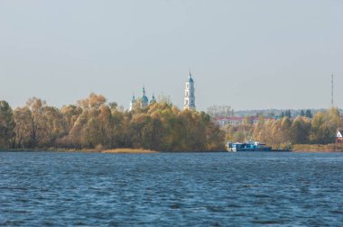 Sonbahar manzarası, nehir, rüzgarlı hava, koyu mavi su, sarı-